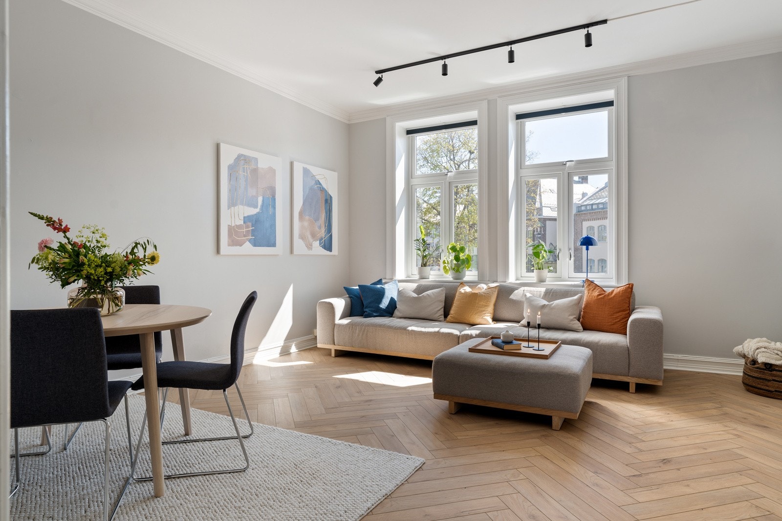 Du får plass til både spisebord og sofagruppe - uten at det går på bekostning av luft og romfølelse. Galleribilde