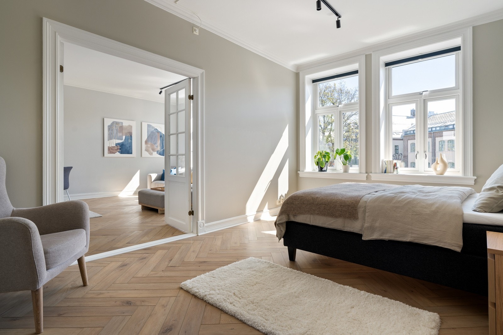 Rommet med doble dører er i dag innredet som soverom, men gir stor fleksibilitet i bruk. Med sin plassering inntil hovedstuen, egner det seg også svært godt som en ekstra stue, kontor eller lekerom - avhengig av behov. Galleribilde