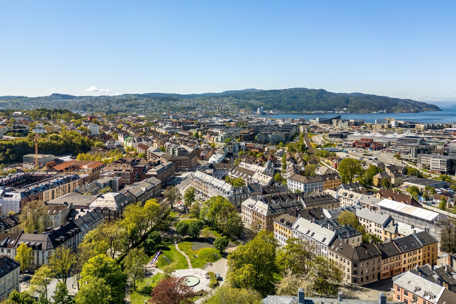 Mellomveien ligger parallelt med Innherredsveien, som for tiden er under ombygging til en ny og moderne miljøgate med trær, bredere fortau og bedre sykkelveier. Når prosjektet ferdigstilles, vil området oppleves roligere, grønnere og mer urbant. Galleribilde