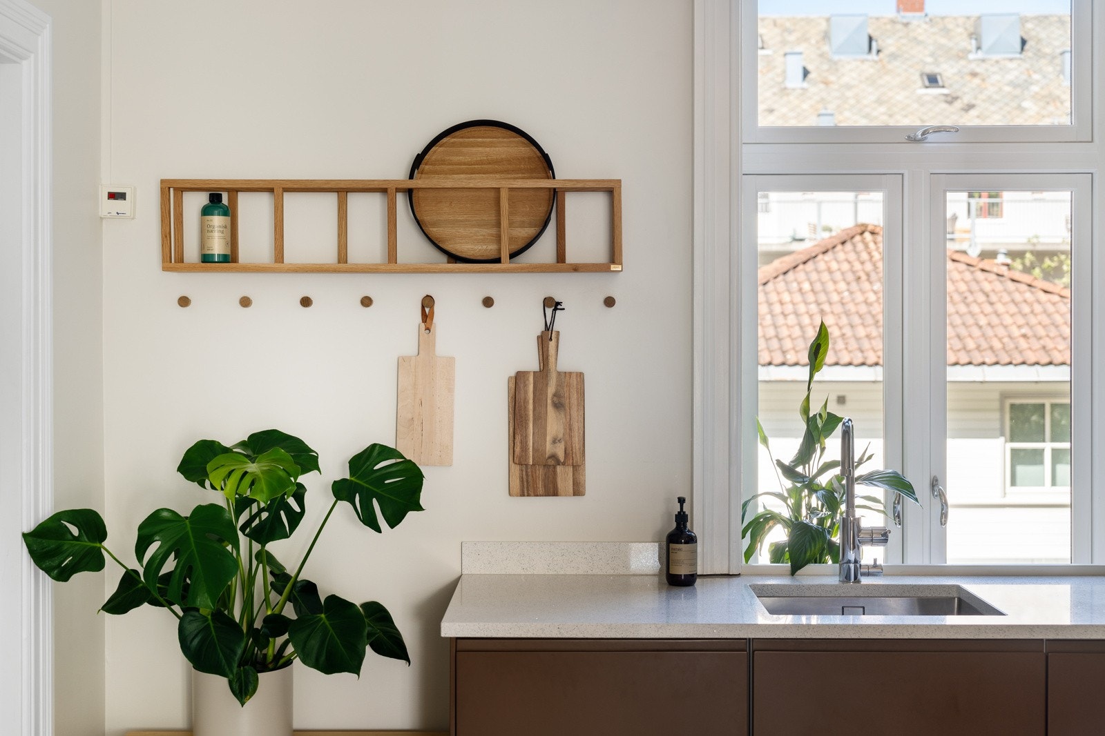 For et luftigere uttrykk er overskap droppet til fordel for åpne flater og hyller, men det er likevel rikelig med oppbevaringsplass på kjøkkenet. Galleribilde