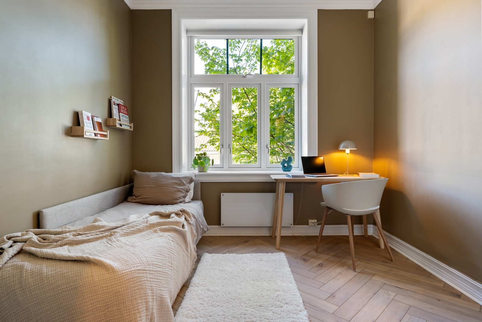 Det andre soverommet er på 14,5 m² og vender ut mot en rolig bakgård. Galleribilde