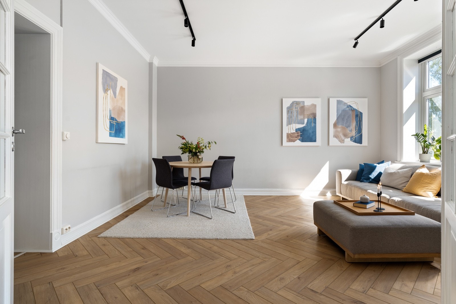 Stuen er et naturlig samlingspunkt - romslig, lys og harmonisk. Galleribilde