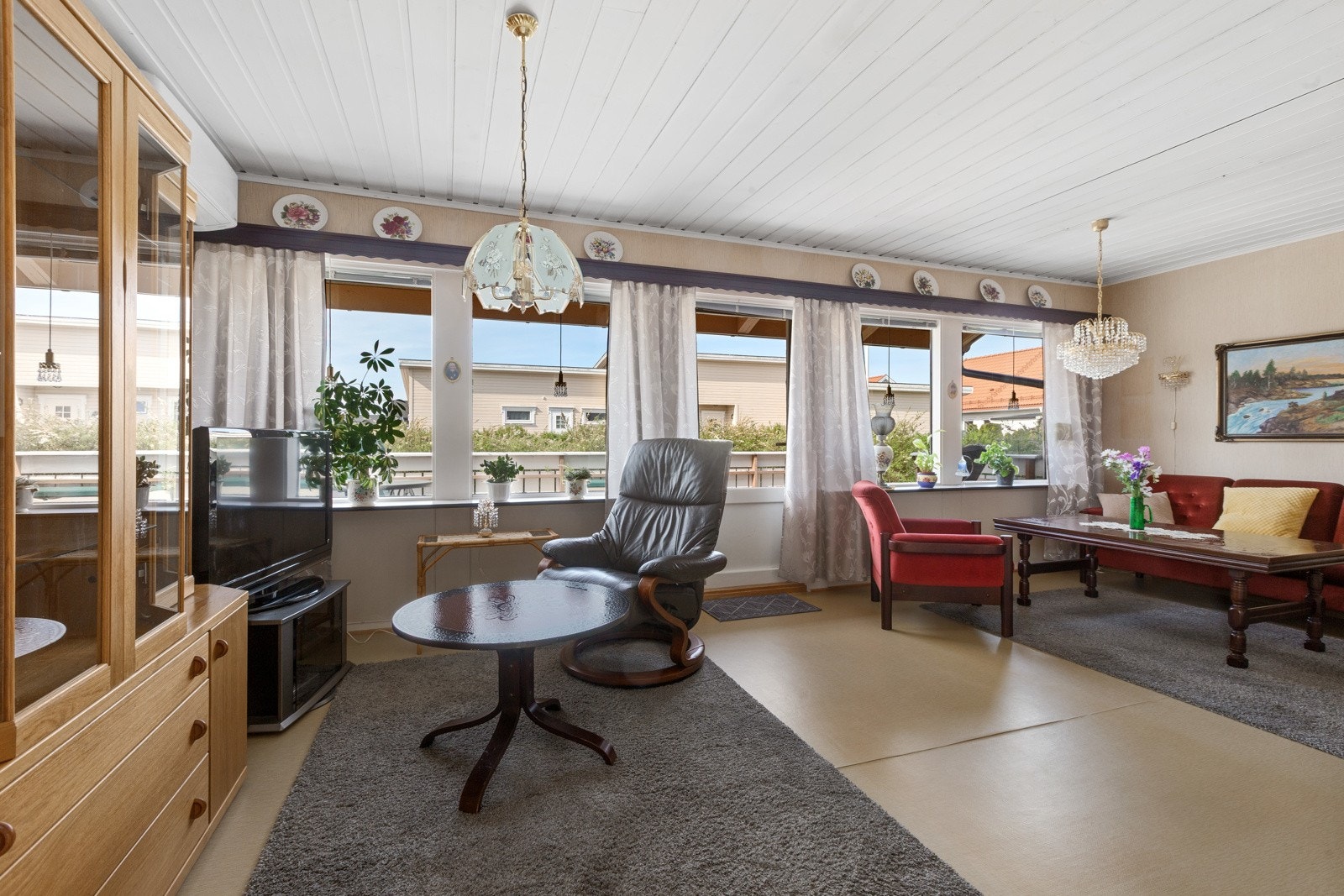Fra stuen er det utgang til solrik terrasse og den store hagen Galleribilde