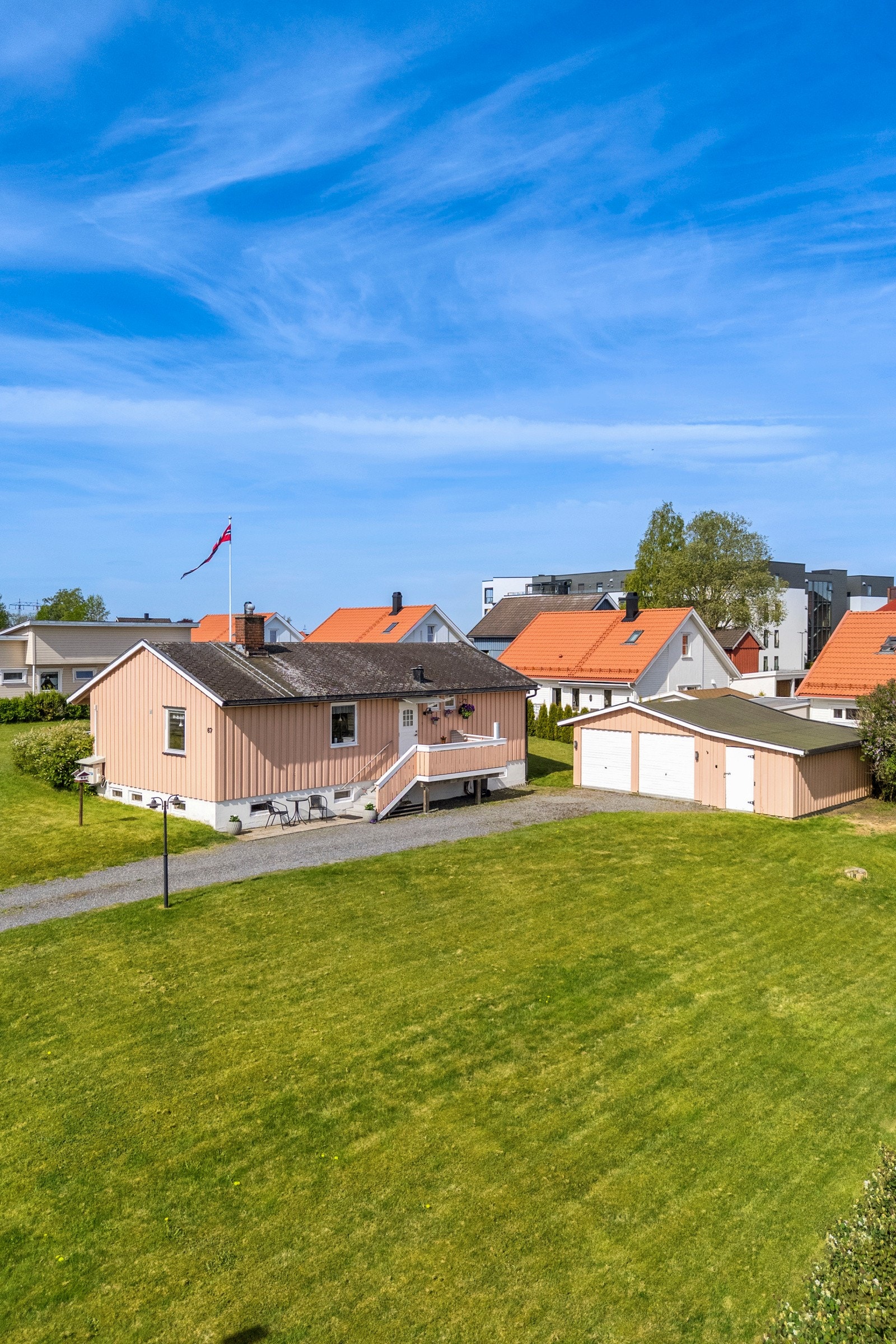 Det medfølger dobbel garasje med tilleggsbod Galleribilde