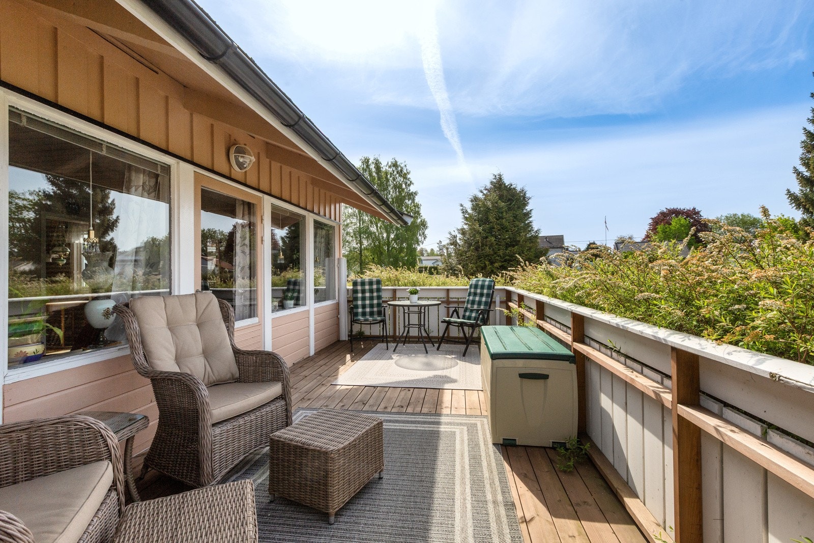 Solrik terrasse for hyggelige sommerdager Galleribilde