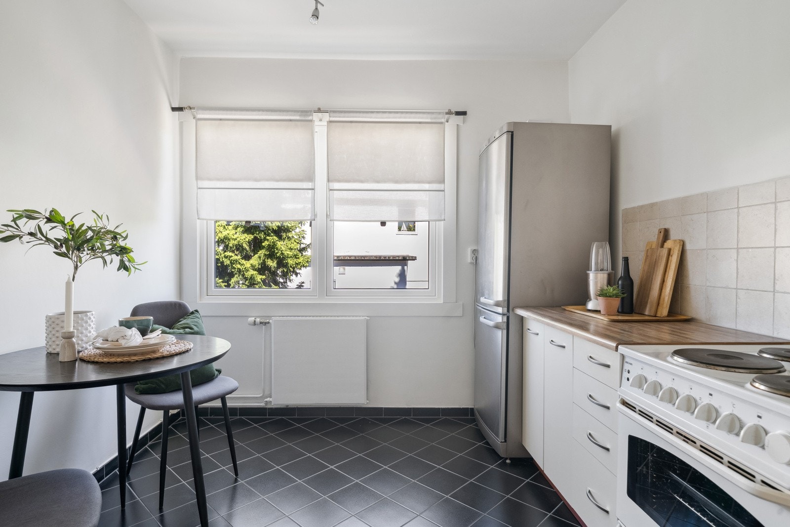 Kjøkken, vinduer og balkongdør i leiligheten er byttet i 2016. Galleribilde