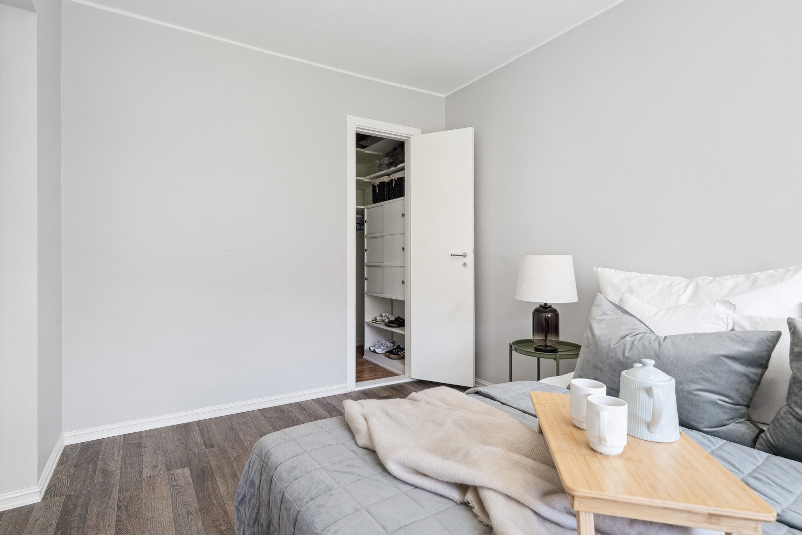 Fra hovedsoverommet har du tilgang til walk-in rom med hyllesystem. Galleribilde