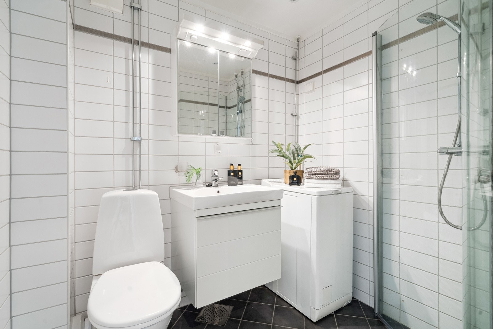 Badet er rehabilitert i regi av brl., ferdigstilt ca i 2006. Det er tidløst valg av fliser både på gulv og vegger. Varmekabler i gulv. Senket tak med downlights. Galleribilde