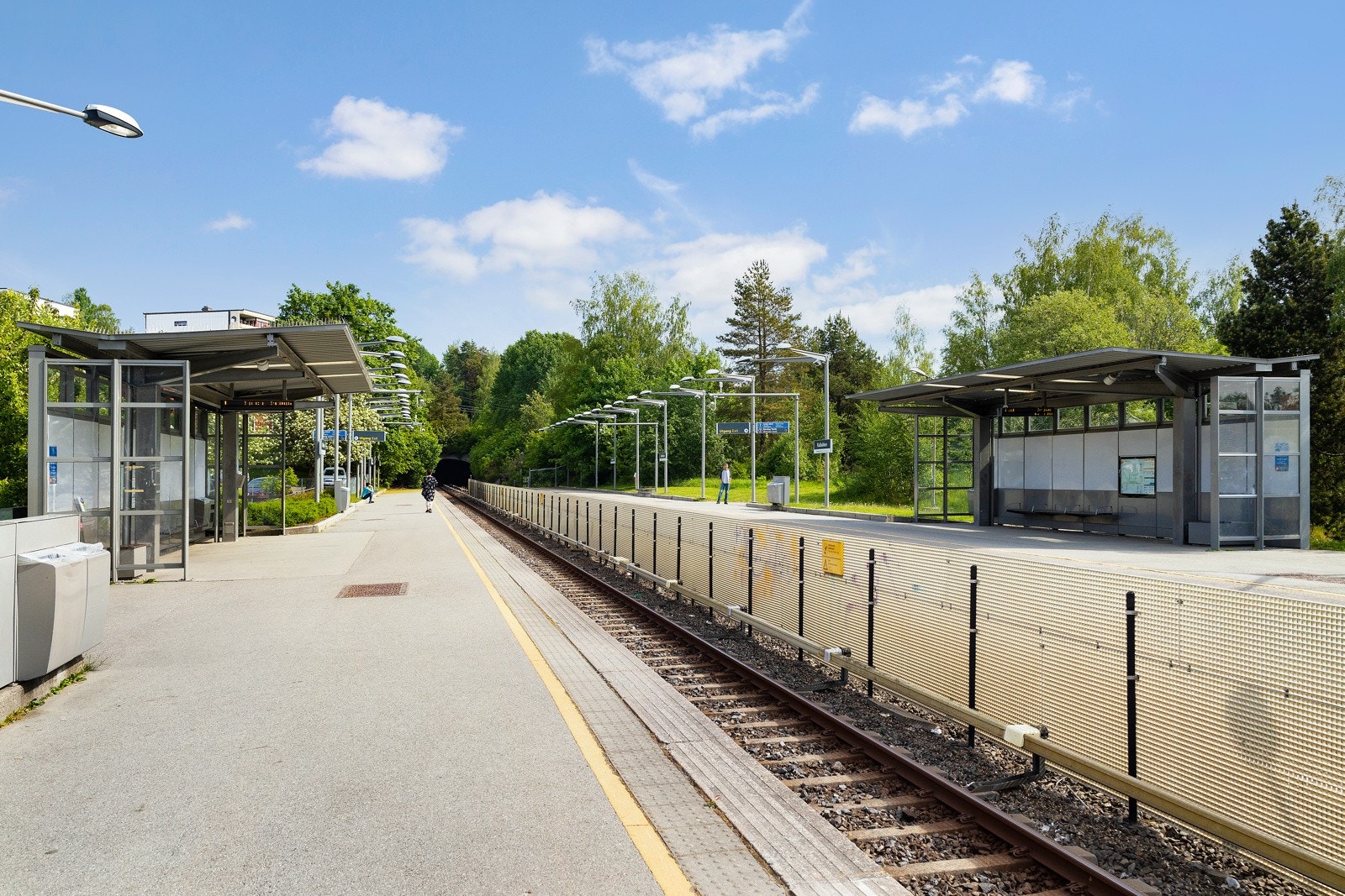 Fra Kalbakken kan du bruke både tog, t-bane og buss. Vi har flere t-baner, busser og nr. 31 som går hele døgnet. Galleribilde