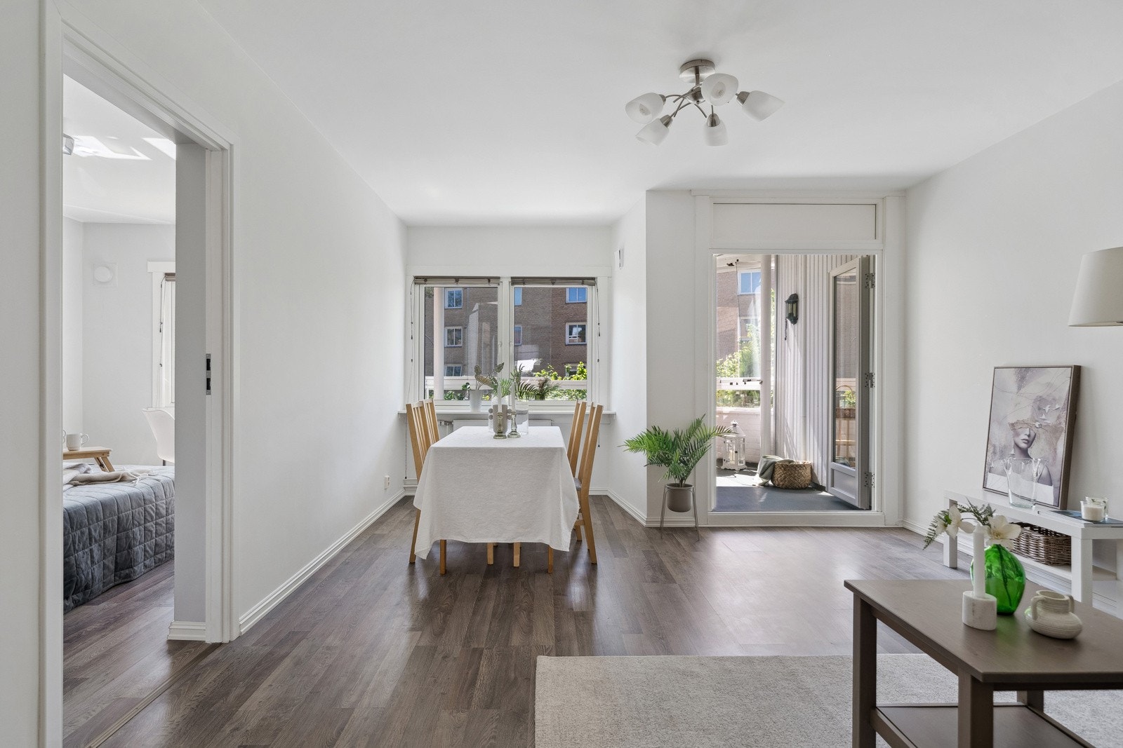 Stuen er lett å møblere, her kan du fint ha både salong og spisestue om du ønsker. Galleribilde