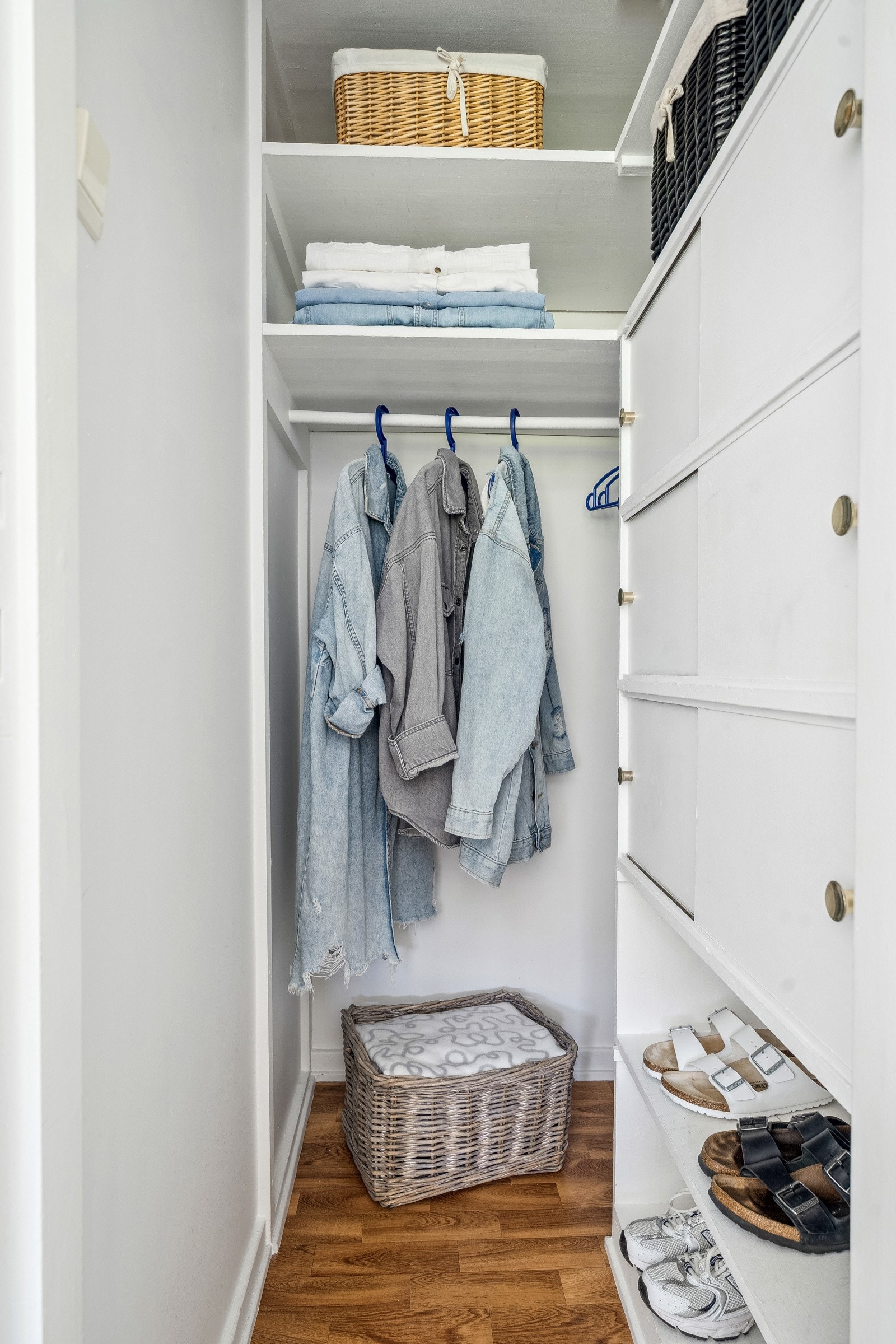 Walk-in rom fra hovedsoverom. Galleribilde