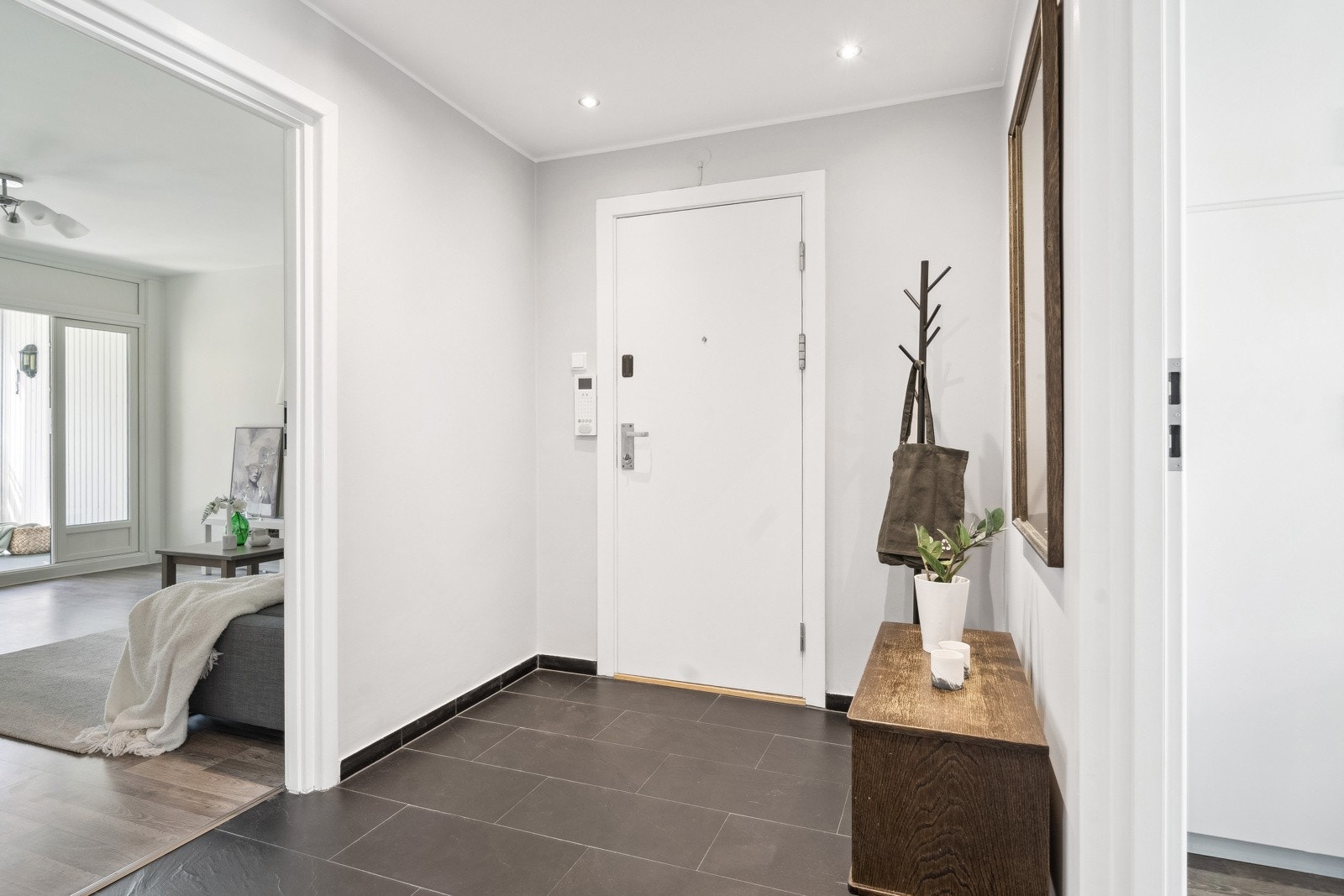 Entreén er et fint knytepunkt i leiligheten. Dør-calling med videoskjerm. Galleribilde