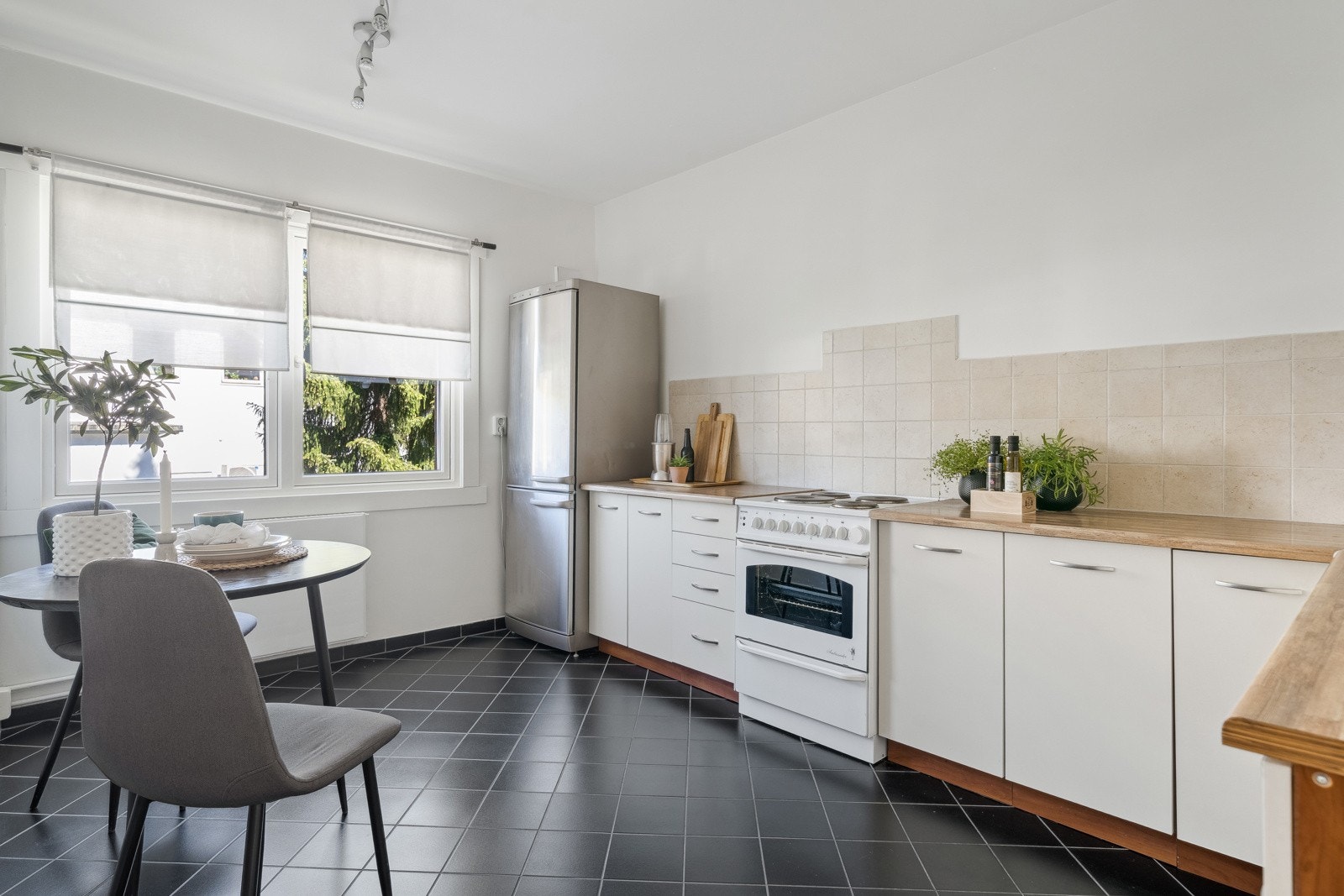 Eget kjøkkenrom med lys og sommerlig innredning. God plass til spisebord ved vinduet. Galleribilde