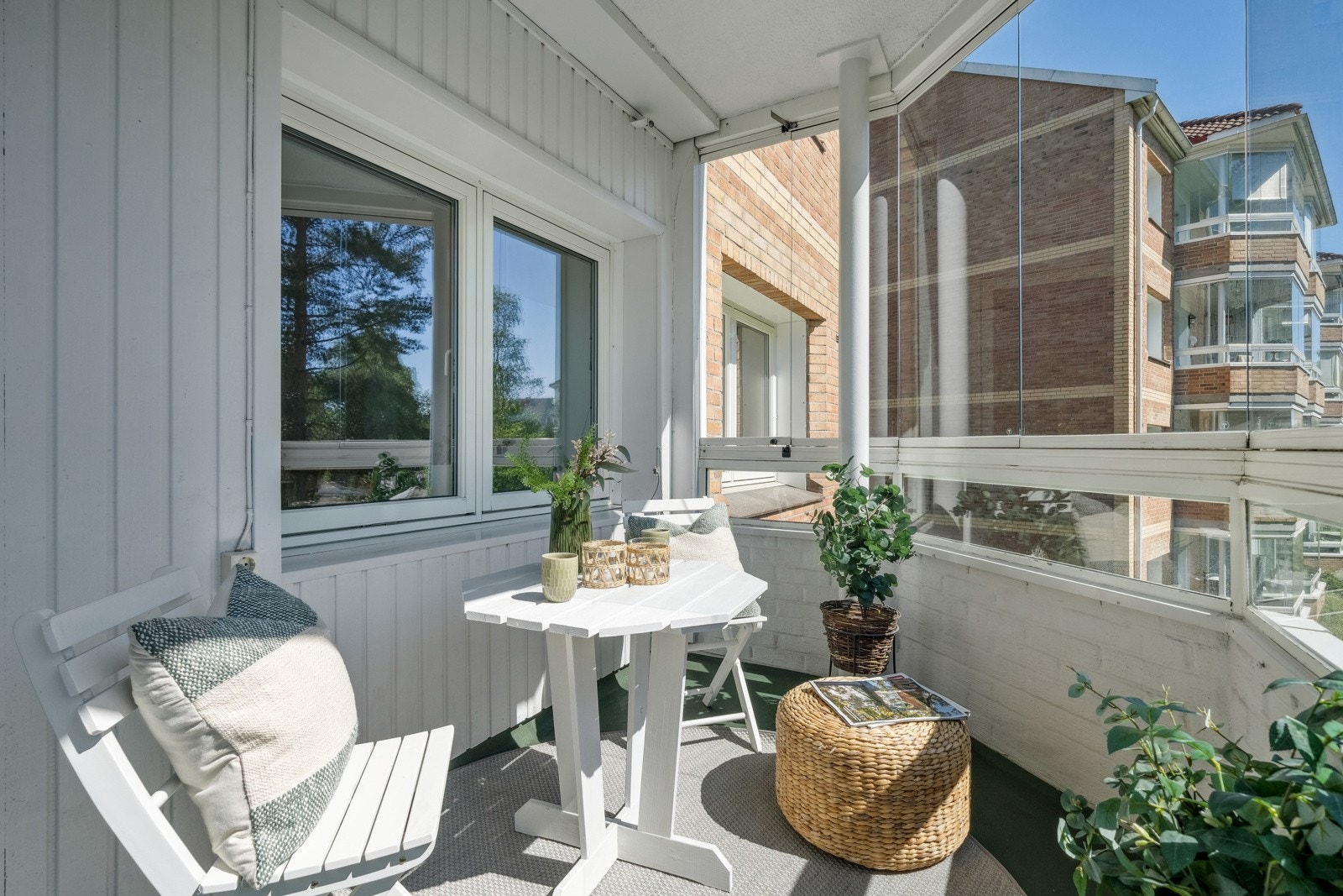 7 kvm solrik balkong med fantastisk utsikt. Lag din egen lune oase, bruk møbler og blomster og du har et ekstra "rom" for store deler av året. Galleribilde