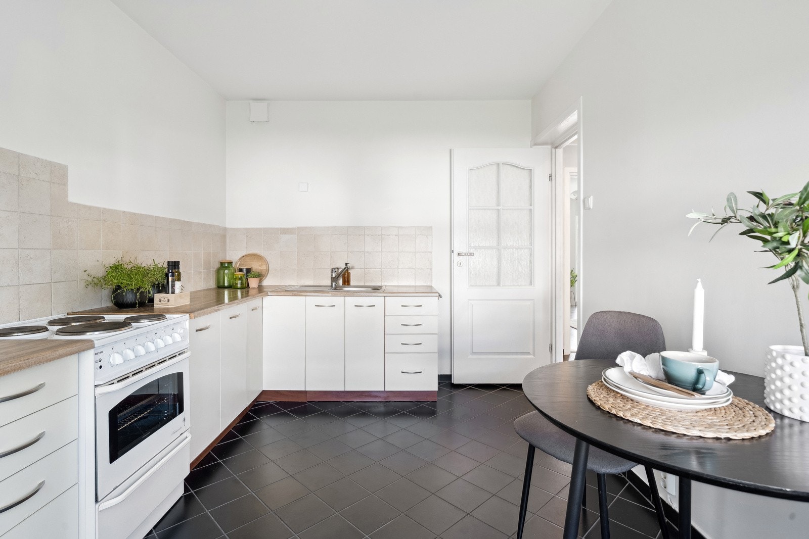 Hvitevarer som komfyr og kjøleskap vil følge leiligheten. Galleribilde