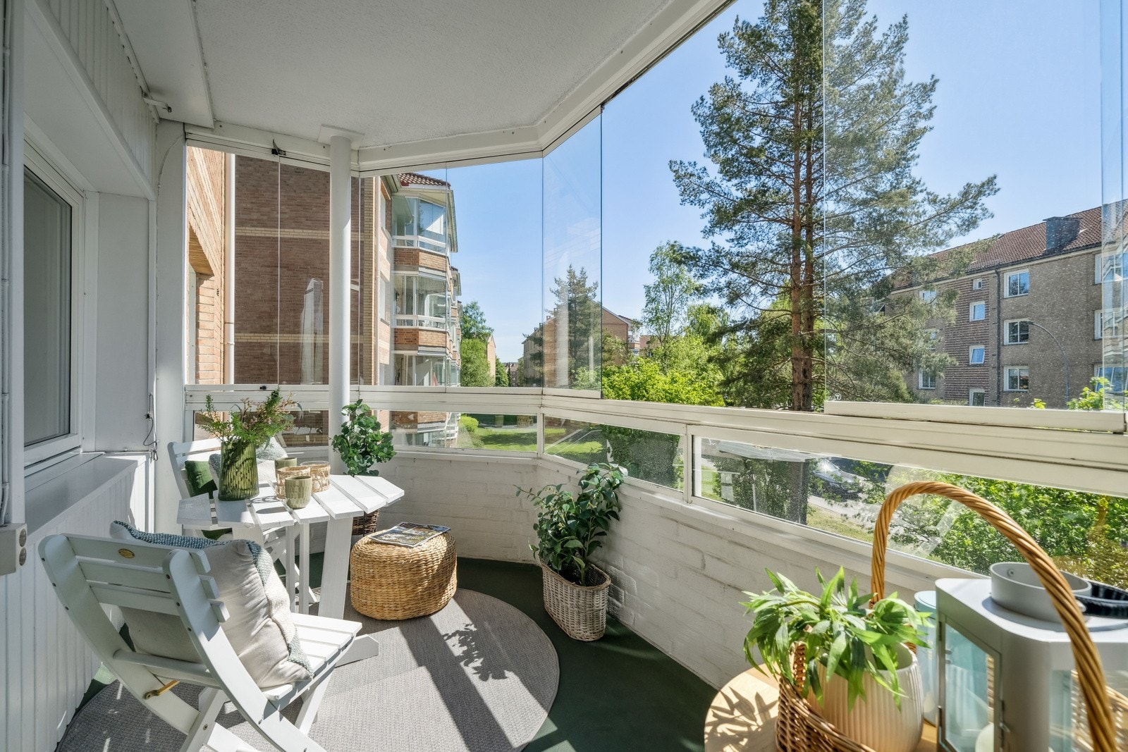 Velkommen til Nedre Kalbakkvei 8. Sentralt beliggende leilighet med god planløsning og 9 kvm solrik balkong. Galleribilde