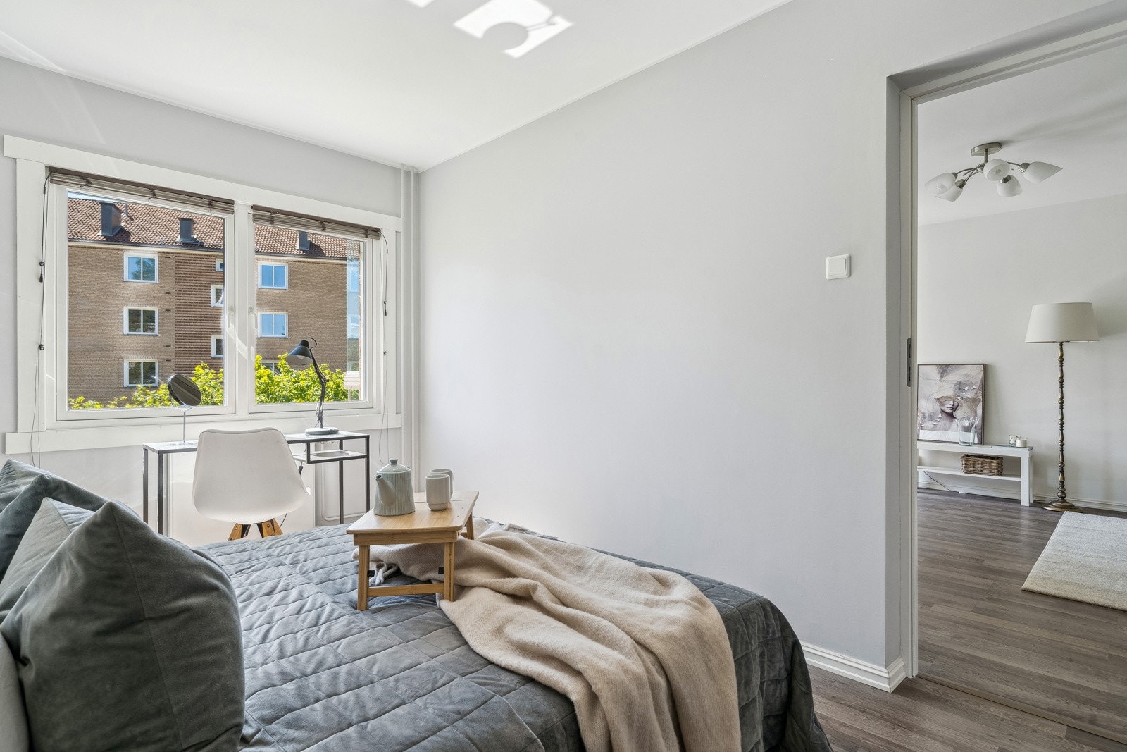 Soverom med store vindusflater. Galleribilde