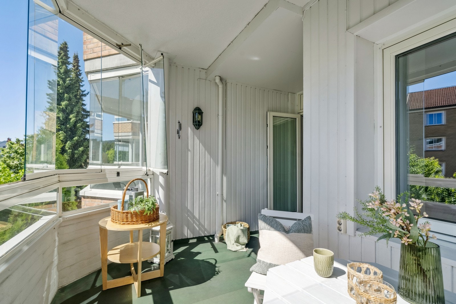 Utebelysning, fastmonterte blomsterkasser, stikk-kontakter. Skyveglass. Galleribilde