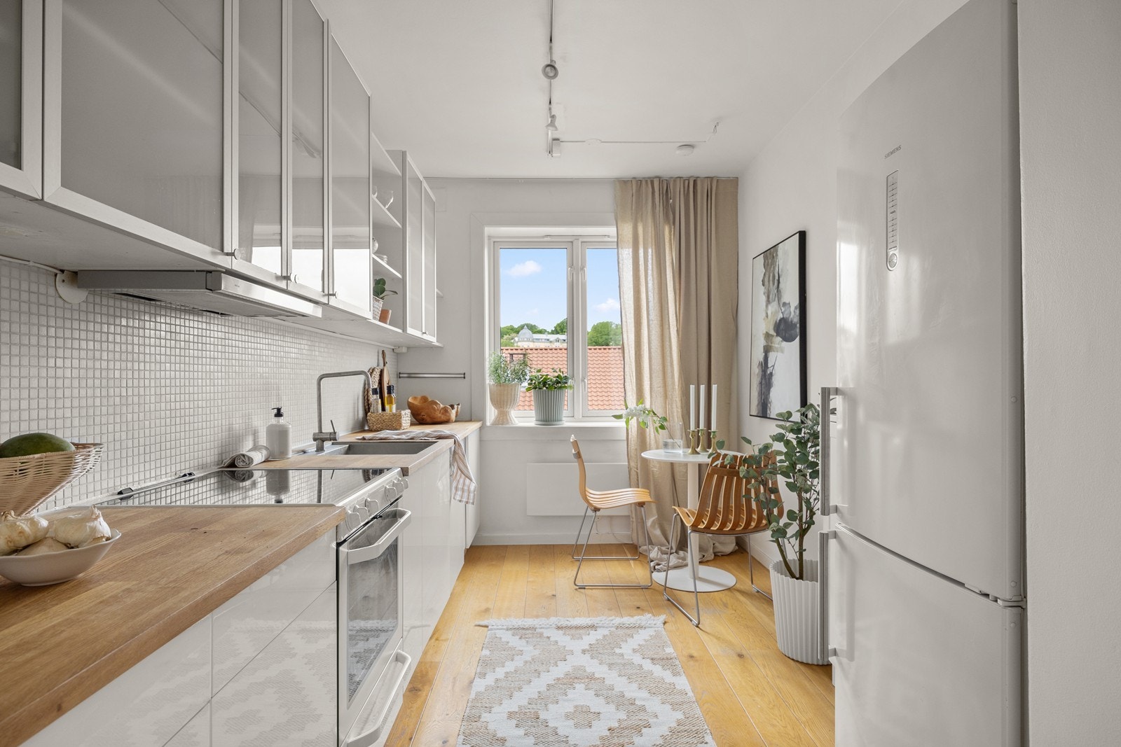 Leiligheten har et pent separat kjøkken med mye skap- og benkeplass. Galleribilde