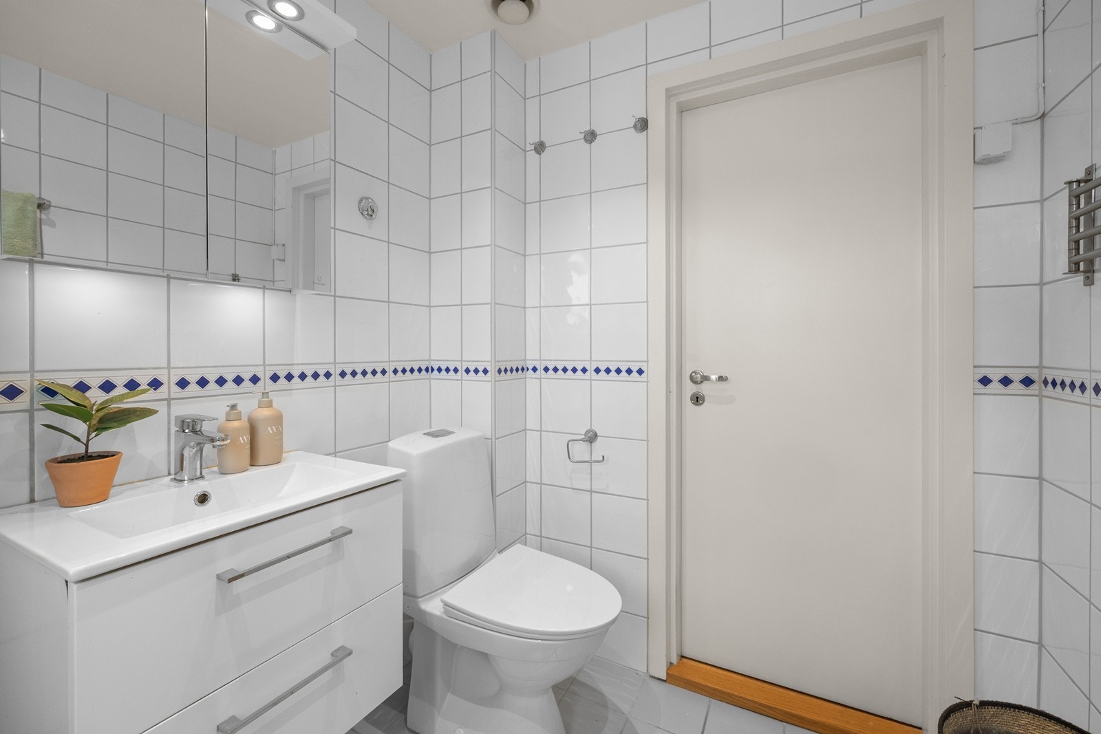 Toalett, servantinnredning, dusjkabinett og speilskap er montert i 2022. Galleribilde