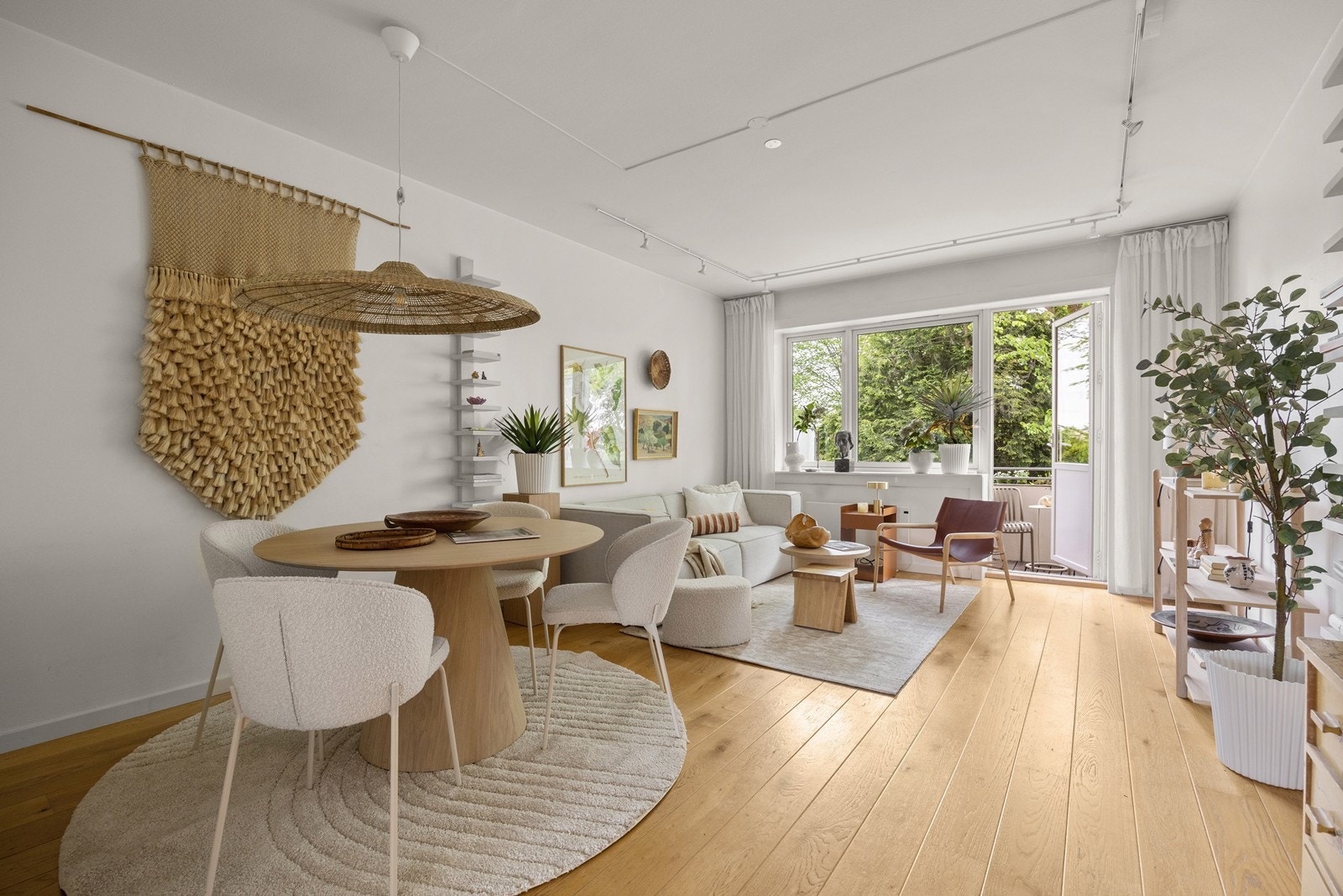 Stuen er av god størrelse, med plass til hjørnesofa, tilhørende bord, spisegruppe og annet ønskelig møblement. Galleribilde