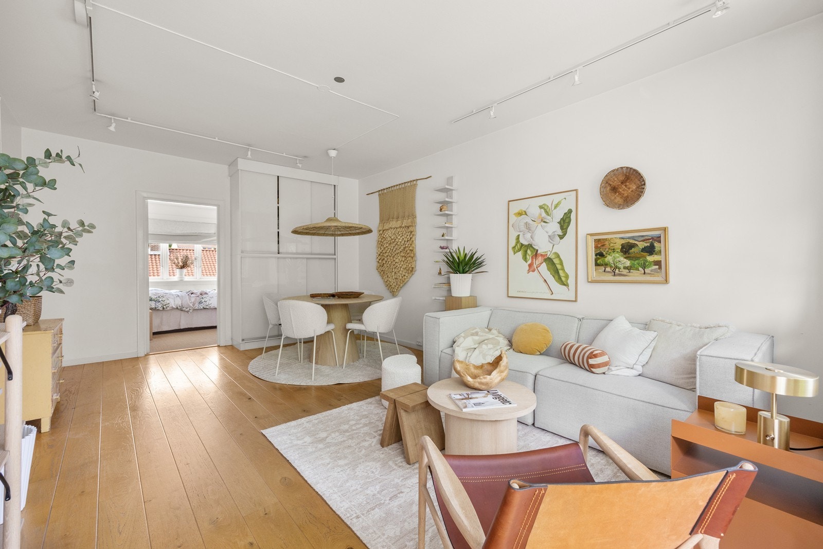 En kombinasjon av store vindusflater som slipper inn rikelig med naturlig lys og en gjennomgående planløsning, gir leiligheten en fantastisk atmosfære og romfølelse. Galleribilde