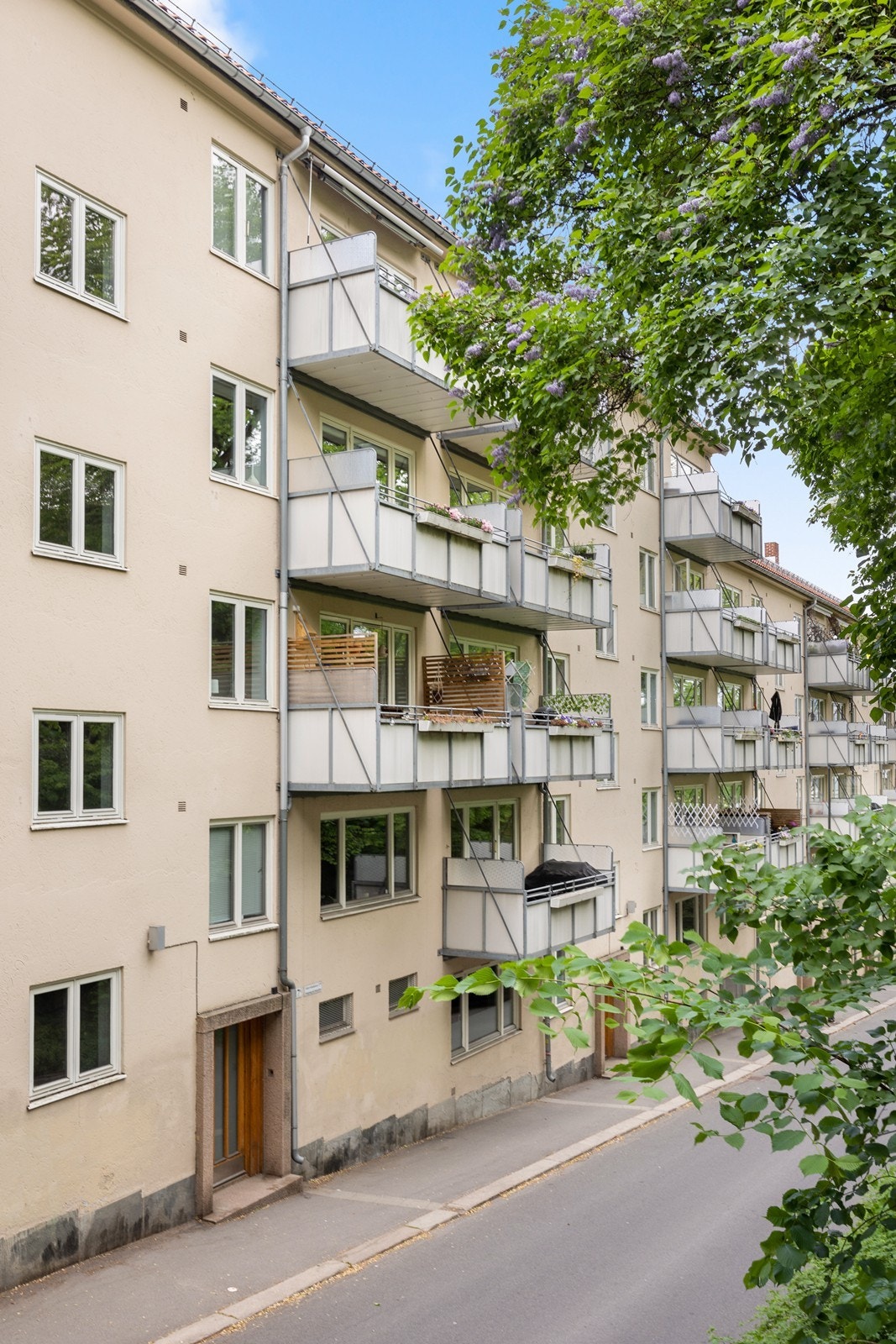 Byggets fasade sett fra gaten. Galleribilde