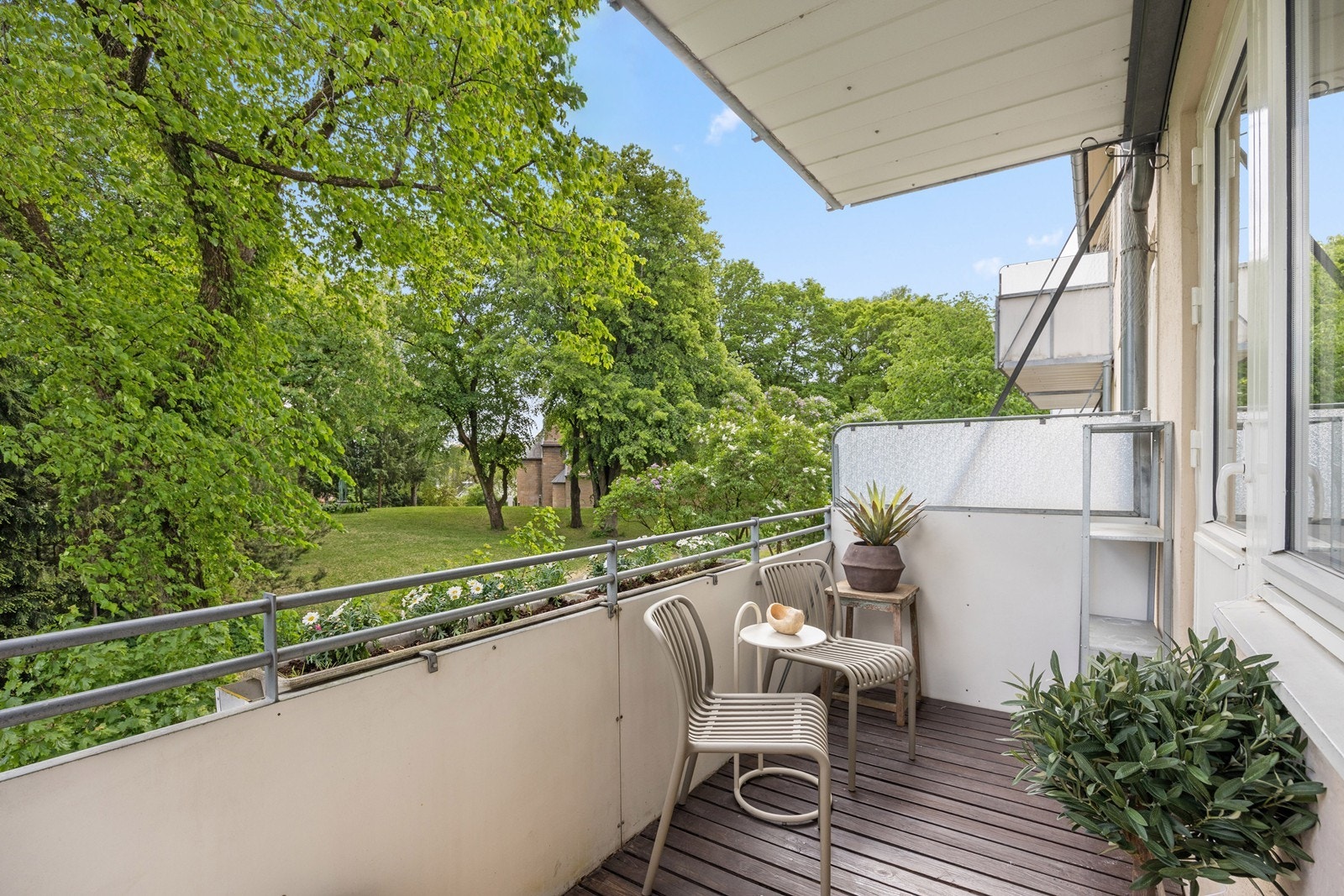 Balkongen er på hele 6kvm og har dermed god plass til ønskelig utemøblement. Galleribilde