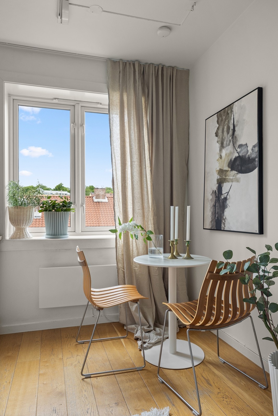 Ved vinduet har man plass til et hyggelig frokostbord hvor man kan nyte morgenkaffen. Galleribilde