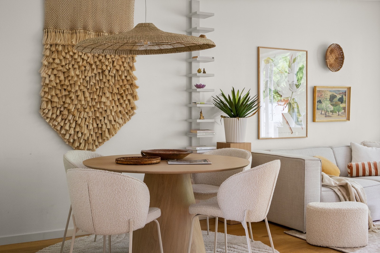 Stuen har en naturlig plass til spisegruppen. Galleribilde