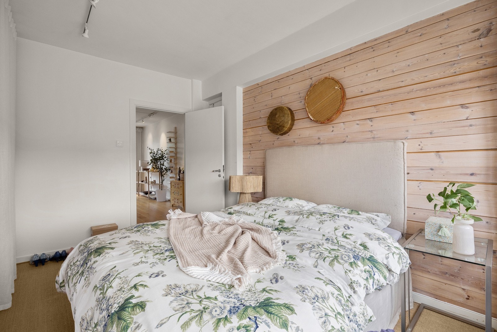 Rommet oppleves som lyst og innbydende på grunn av mye naturlig lysinslipp! Galleribilde