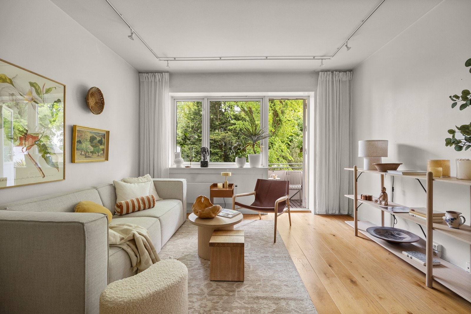 Stuen er enkel å innrede, her finnes det flere innredningsmuligheter. Galleribilde