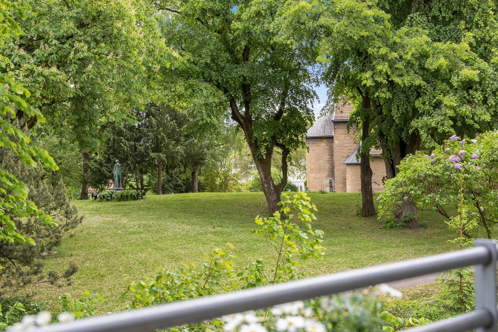 Fra boligen ser du utover Frelsers gravlund, som ble tatt i bruk i 1911 og er byens største gravlund. Galleribilde