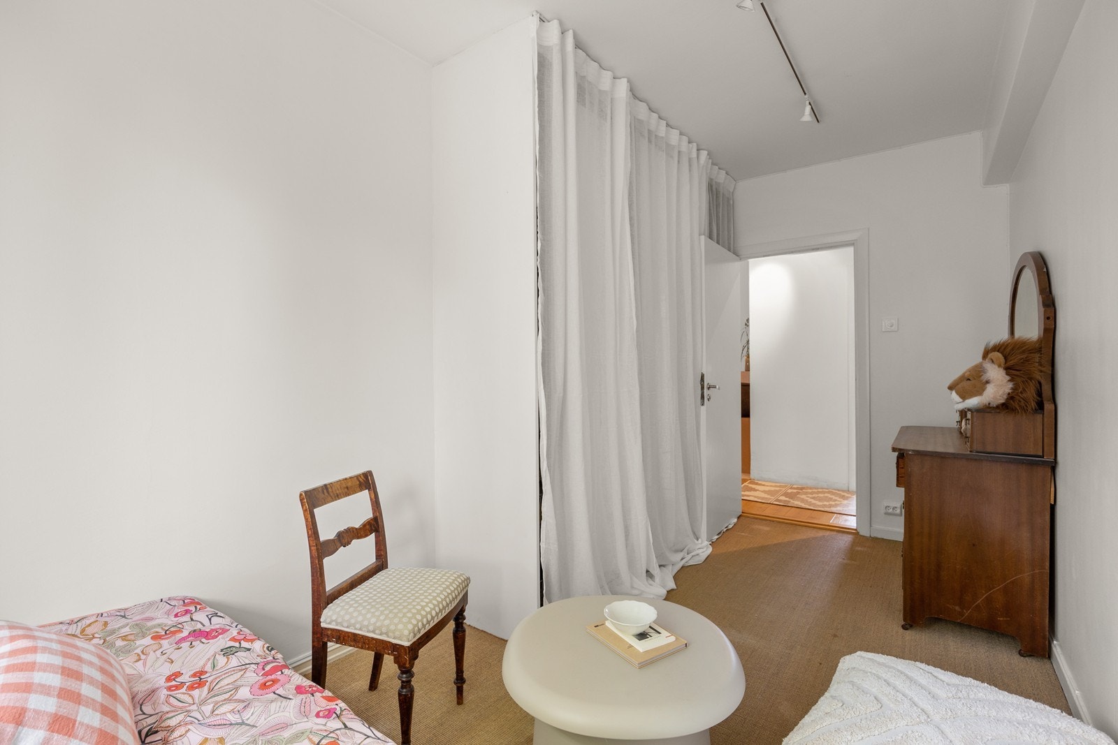 Her er det montert et praktisk garderobeskap som bidrar til gode oppbevaringsmuligheter. Galleribilde