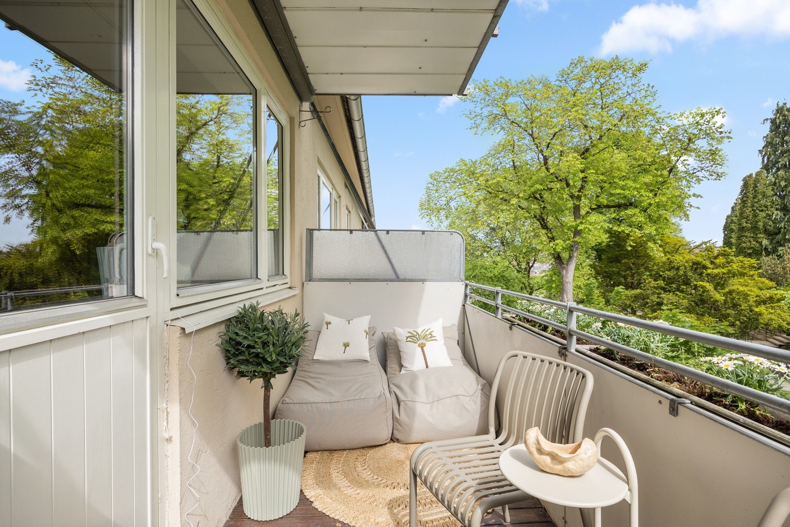 Gjennomgående, lys og sjarmerende 3-roms andelsleilighet beliggende i 4. etasje med en herlig balkong. Galleribilde