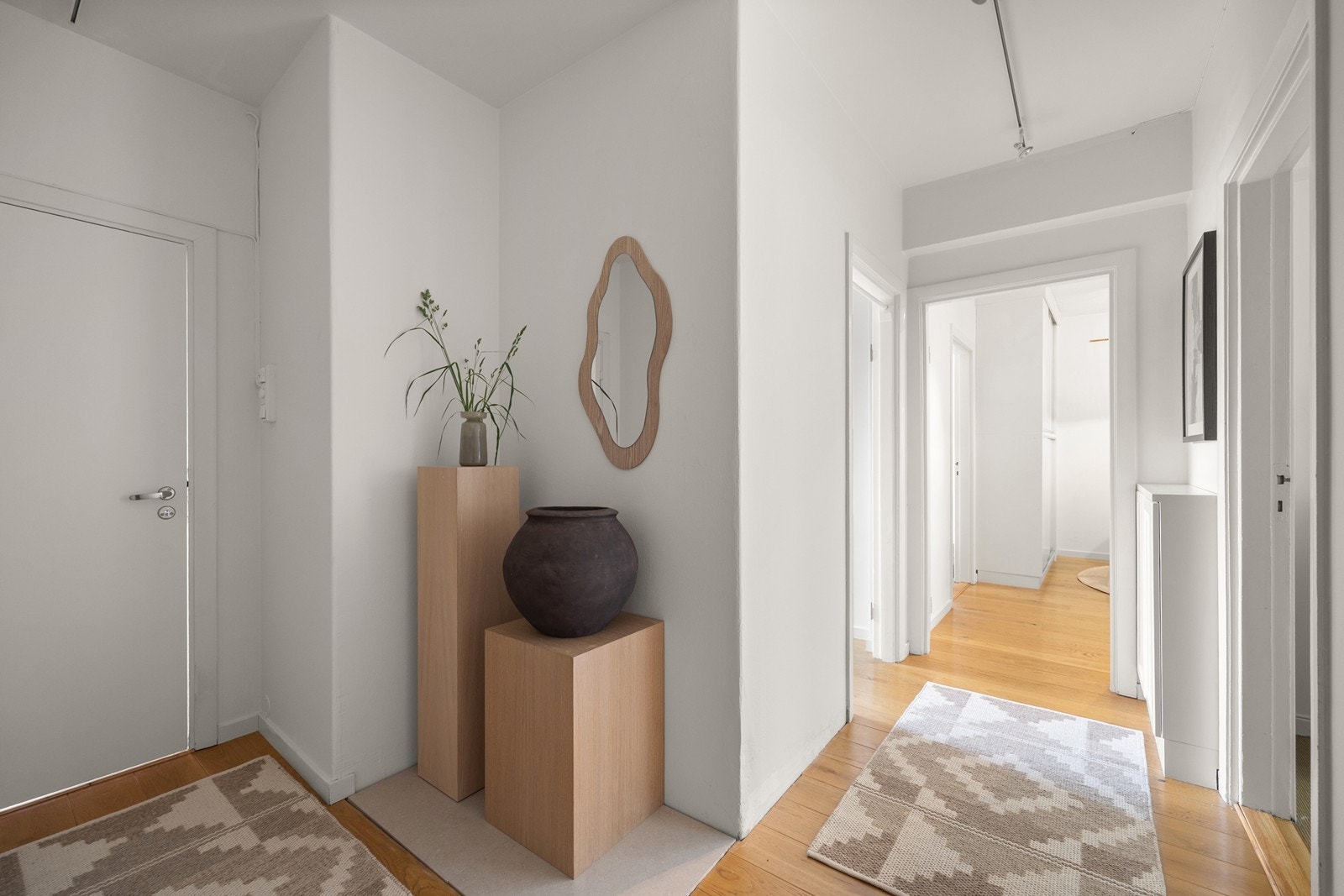 Velkommen inn! Lys og innbydende entré som gir boligen et godt førsteinntrykk. Galleribilde