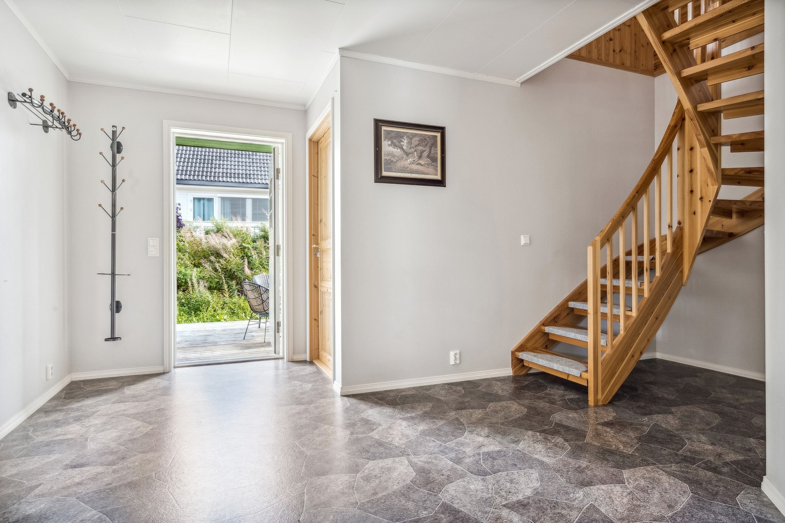 Velkommen inn i en romslig hall med trapp. Praktisk bod rett ved inngangsdøra. Galleribilde