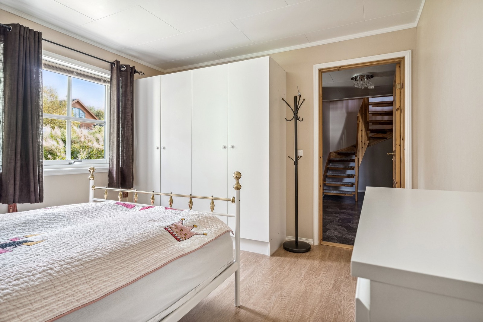 Det er også et romslig soverom i 1. etasjen med inngang fra gangen. Galleribilde