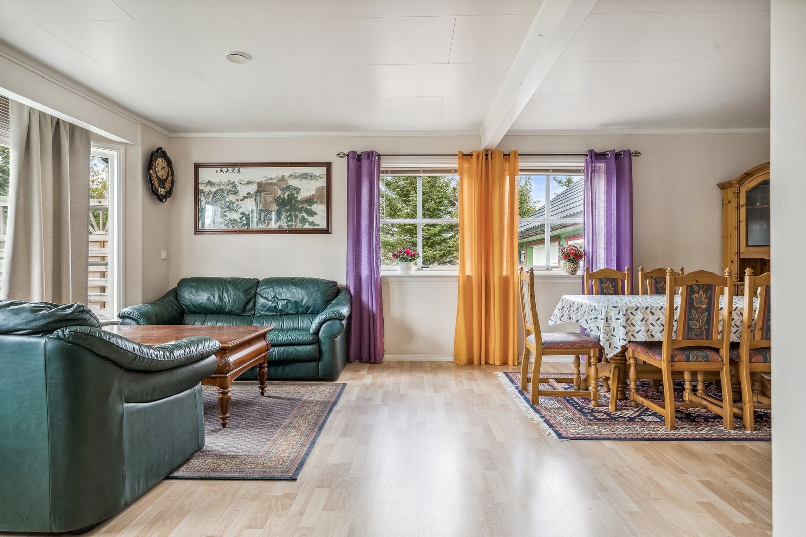 Romslig stue med god plass til ønsket møblement. Galleribilde