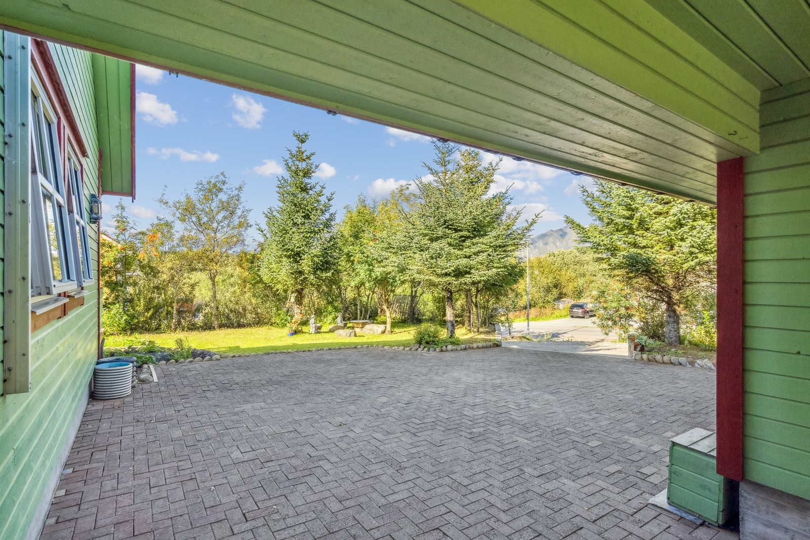 Godt med parkering på eiendommen på brostein. Galleribilde