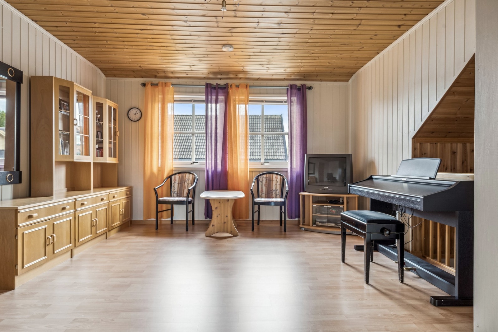 Romslig loftstue. Galleribilde