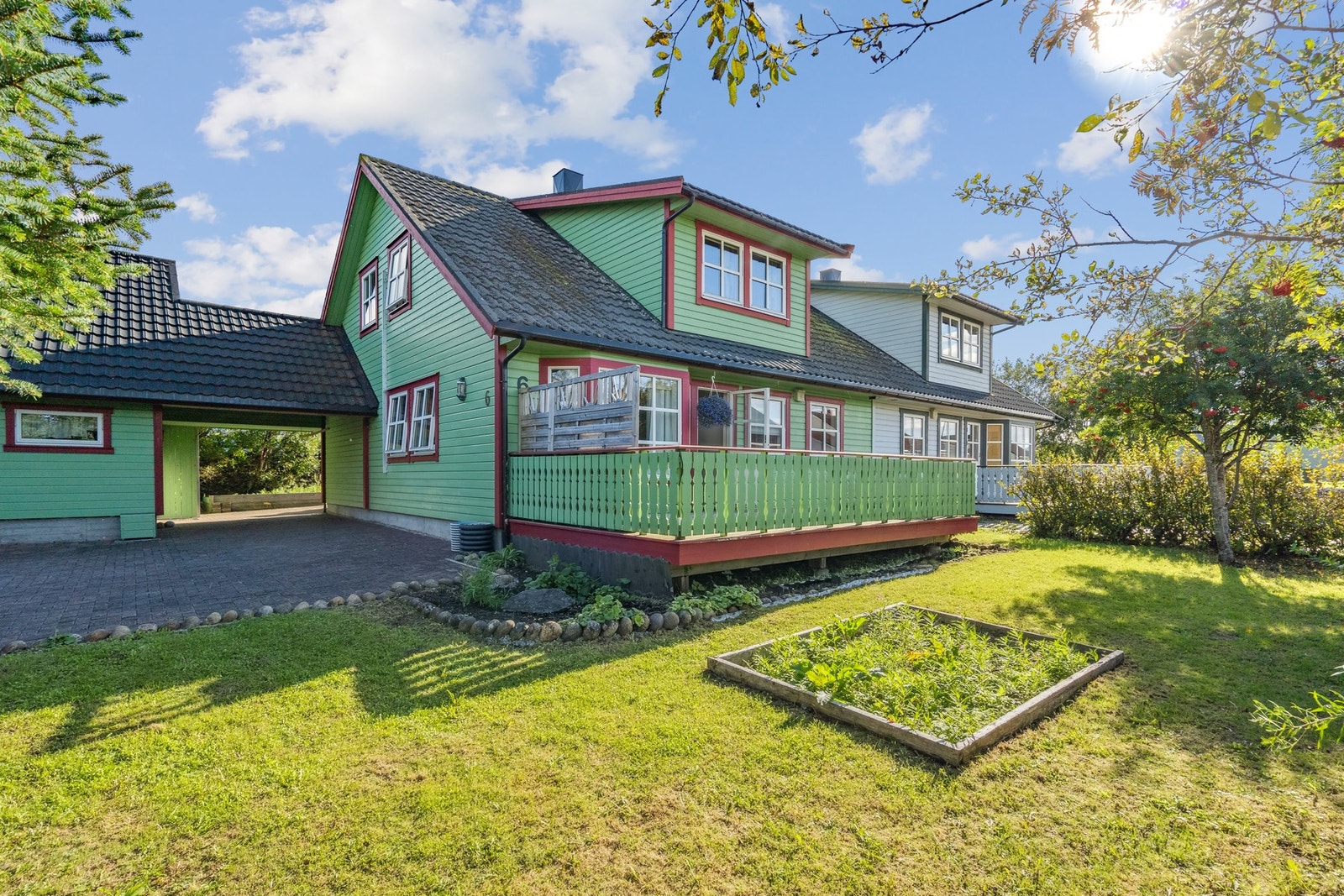 Innholdsrik halvpart av en vertikaldelt tomannsbolig. Galleribilde