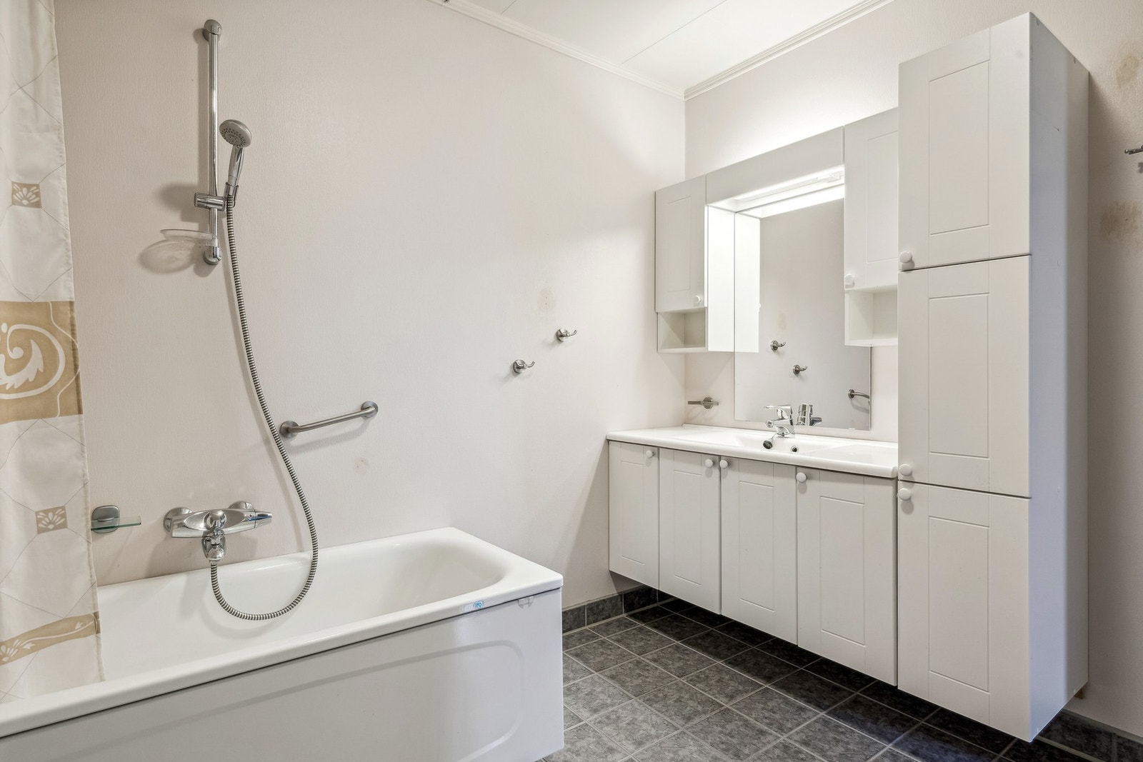 Godt med lagringsplass i innredningen. Galleribilde