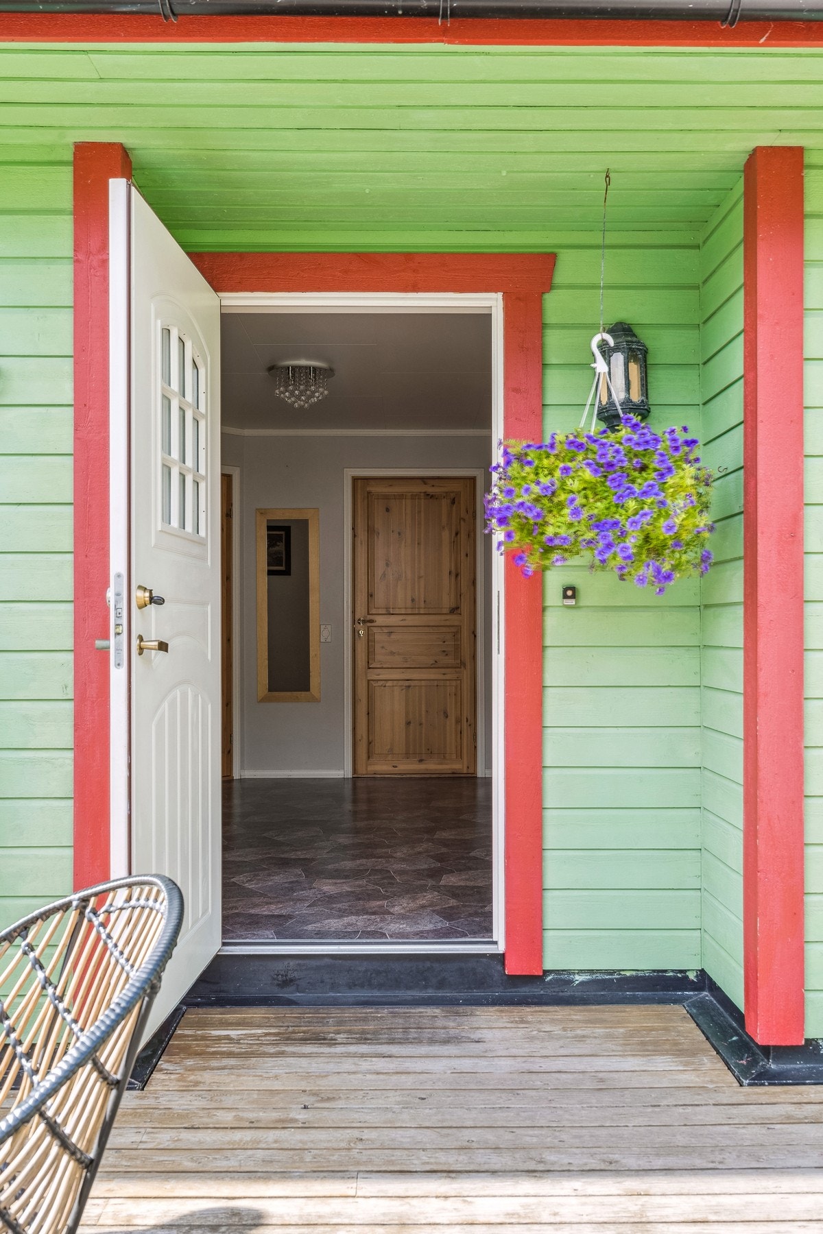 Delvis overbygd inngangsparti. Galleribilde