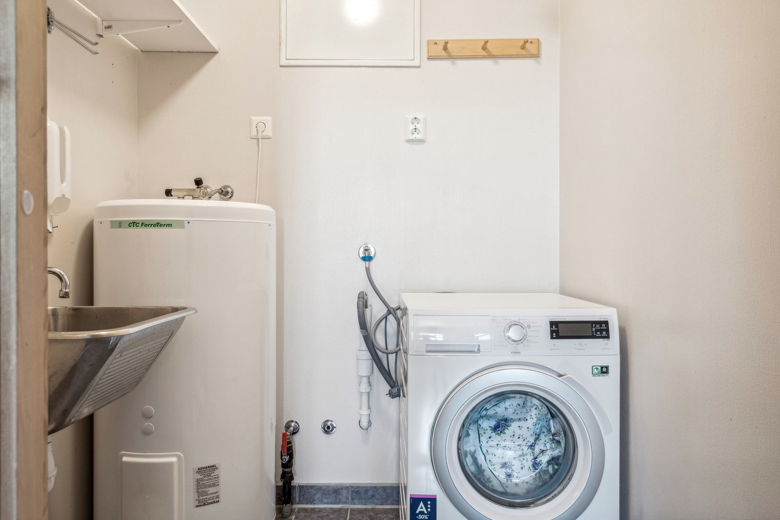 Vaskerommet ligger vegg i vegg med badet. Galleribilde