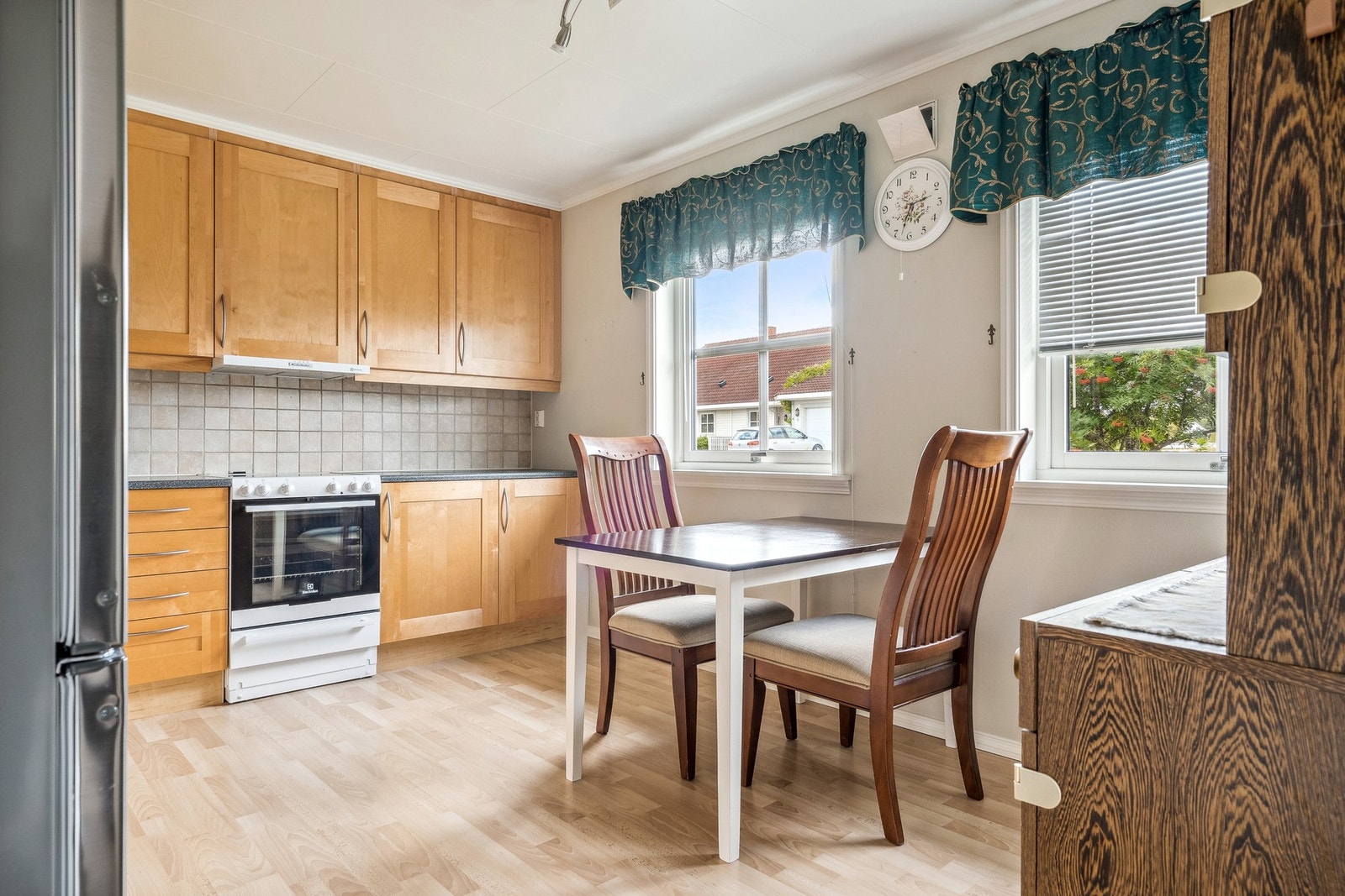 Kjøkken med plass til spisegruppe. Galleribilde