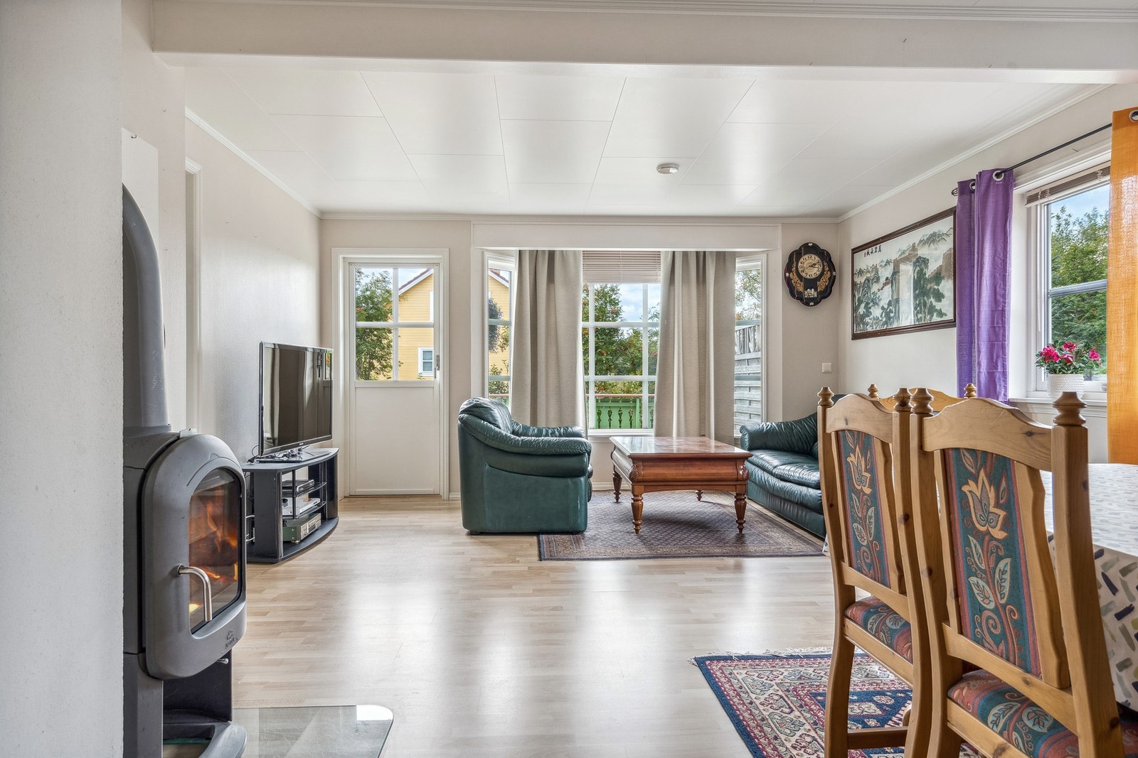 Fra stua er det utgang til en solrik veranda med adkomst til bakkeplan. Galleribilde