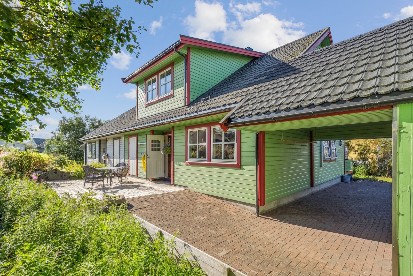 Flere fine områder på eiendommen hvor du kan nyte sola. Pent opparbeidet med brostein. Galleribilde