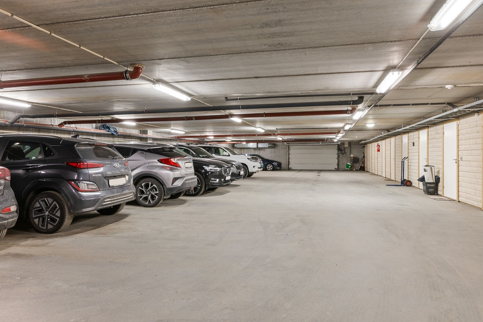 Parkering i felles p-kjeller. Heis opp til svalgang for tilkomst til leiligheten Galleribilde
