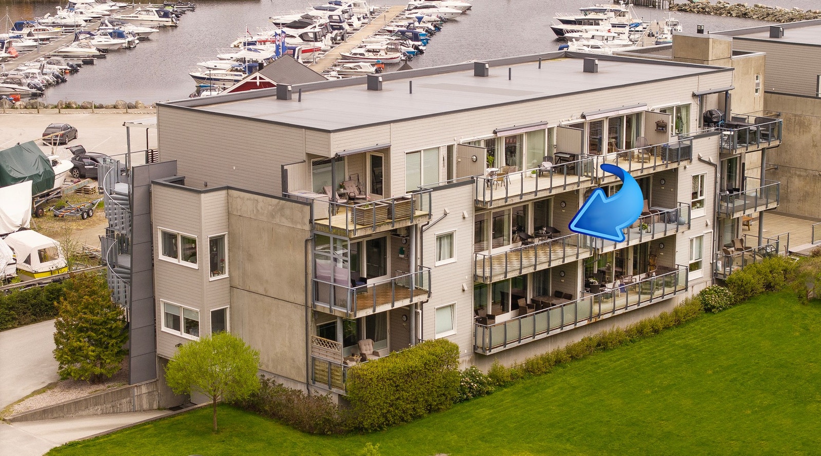 Maritime omgivelser med båthavna like ved Galleribilde